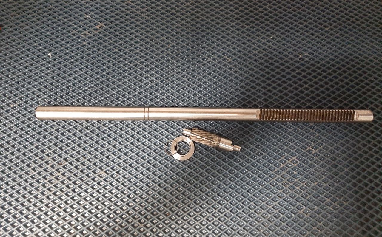 Вал продольный для гидравлической рулевой рейки BMW 5 E60 d1: 28 D: 46,7 L: 656 Z: 30 M18×1,5