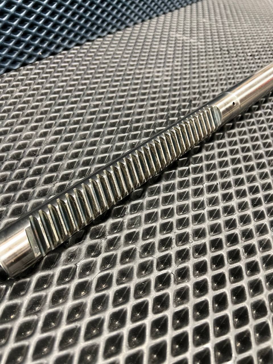 Вал продольный для гидравлической рулевой рейки Ford Transit 1985- d1: 30 D: 45,4 L: 715 Z: 36