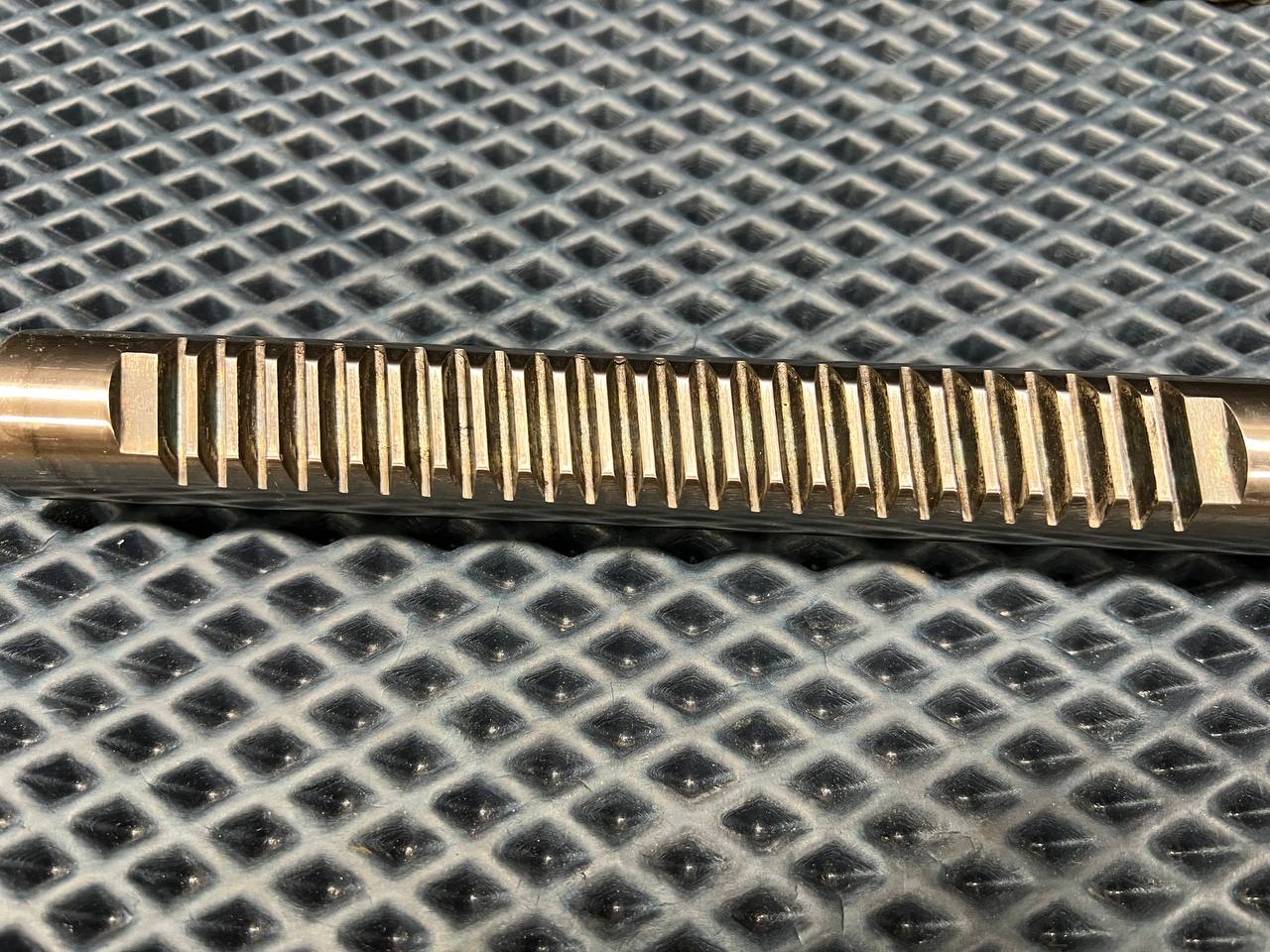 Вал продольный для гидравлической рулевой рейки Ssang Yong Korando 1996- d1-30 D-49,2 L-715 Z-26 M16